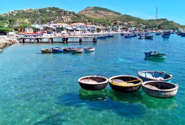 Khám Phá Nét Đẹp Biển Đảo Hoang Sơ, Bình Dị Tại Hòn Miễu - Nha Trang 4 Trải nghiệm chèo thuyền thúng sẽ khiến bạn thích thú