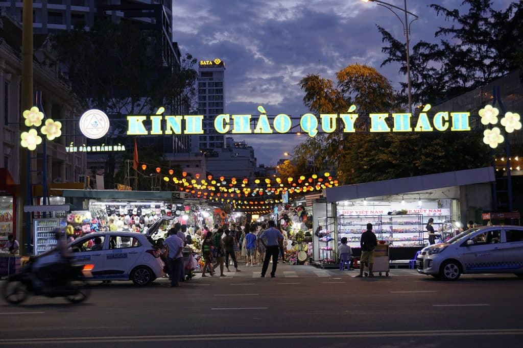 Bạn nên ghé chợ đêm 1 lần khi đến Nha Trang