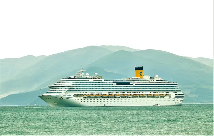 Tàu Costa Serena neo tại vịnh Nha Trang.