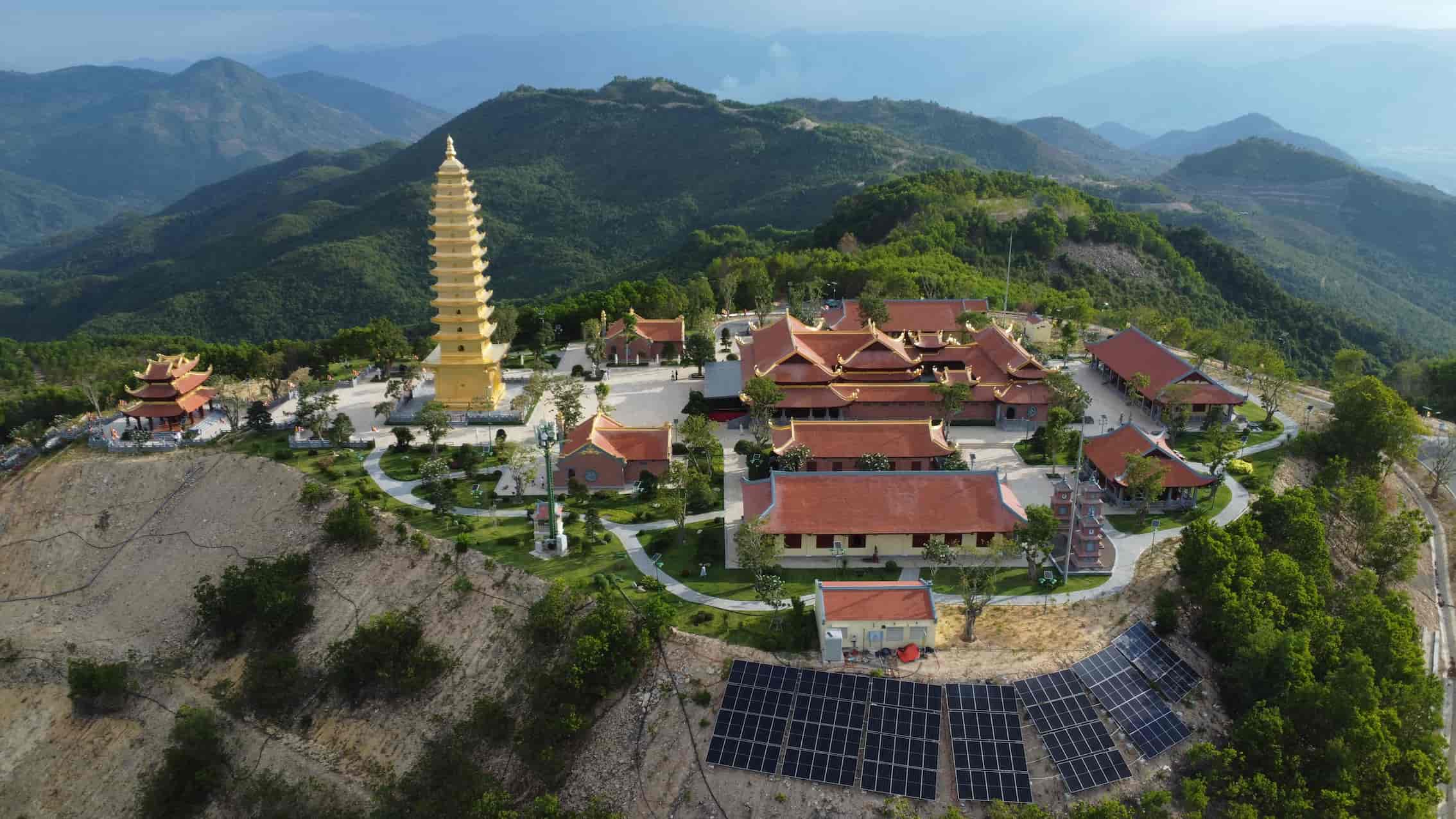 Chùa Trúc Lâm trên núi Chính Khúc Nha Trang